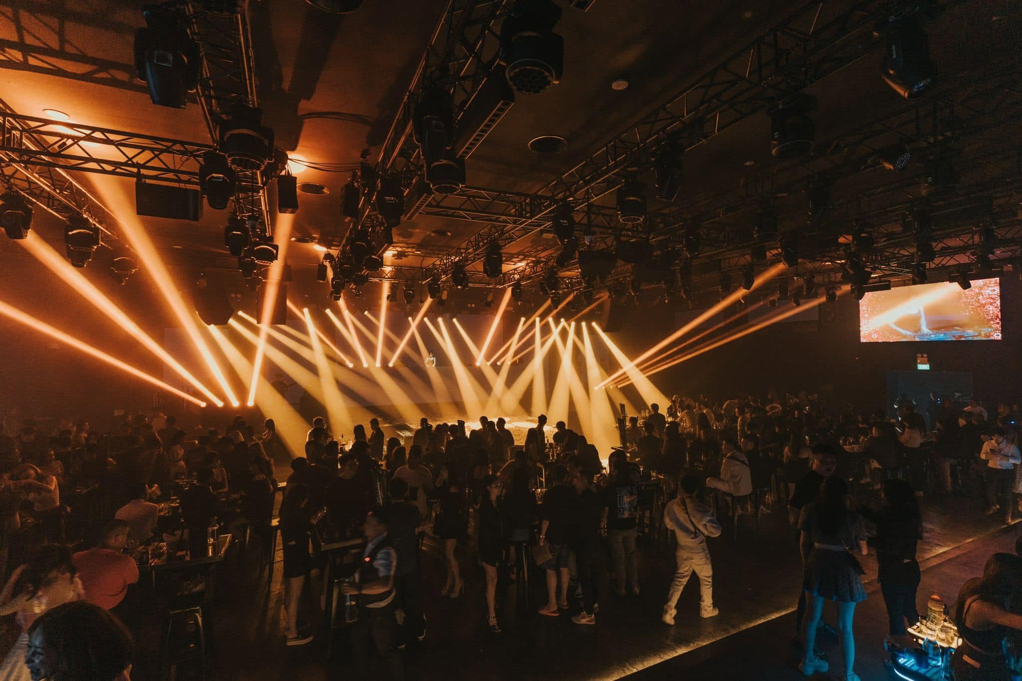 เทคนิคการออกแบบไฟเวที Moving Head และการควบคุมสีสันผ่านระบบ DMX 512
